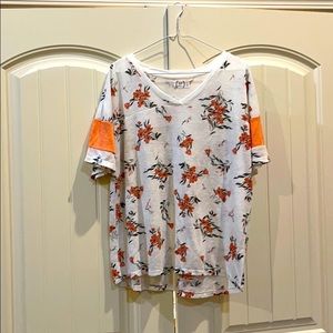 Light weight, floral print, v-neck, easy tee